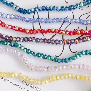 Gros plan de perles en verre de cristal facettées colorées pour bijoux DIY