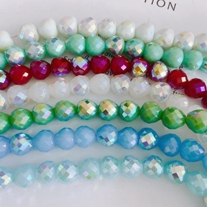 Gros plan sur des perles en verre de cristal facettées multicolores pour bijoux DIY