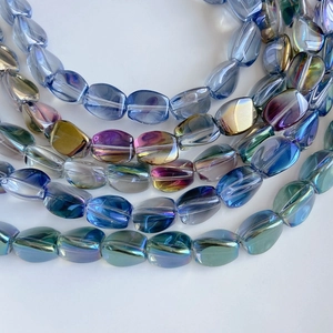 Gros plan de perles de verre électroplatées irisées pour la création de bijoux DIY