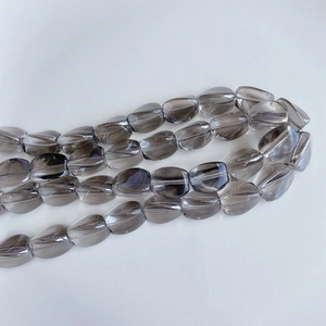 Gros plan de perles de cristal facettées gris fumé pour création de bijoux DIY