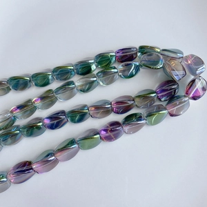 Détail macro de perles en verre irisé avec revêtement aurore pour la création de bijoux DIY