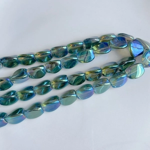 Détail macro de perles ovales en verre aurore AB avec éclat métallique pour bijoux DIY
