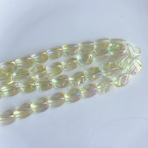 Vue détaillée de perles ovales en cristal de verre avec revêtement AB pour bijoux DIY
