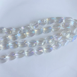Détail macro de perles ovales en cristal de verre AB irisées pour bijoux DIY