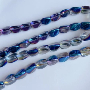 Vue macro de perles en verre facettées avec revêtement aura bleu-violet pour bijoux