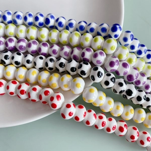 Dettaglio di perle in ceramica a pois colorati per creazione di gioielli fai da te
