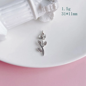 Dettaglio di un ciondolo a rosa d'argento 31x11mm con specifiche per la creazione di gioielli