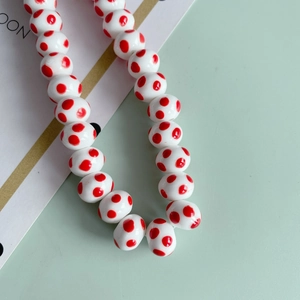 Macro di perle in ceramica bianca a pois rossi per creazione di gioielli fai da te