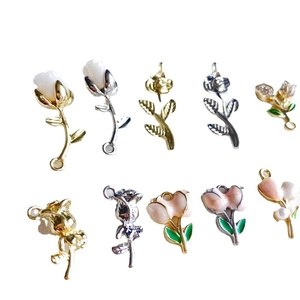 Ciondoli in lega a forma di fiori con tulipani e rose per la creazione di gioielli