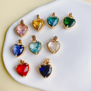 Pendentifs cœur en pierres colorées avec bordure en cuivre doré pour création de bijoux