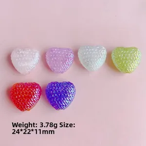 Transparente Herzanhänger in verschiedenen Farben mit strukturierter Oberfläche für DIY-Schmuck