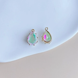 Gros plan de pendentifs en cristal de larme avec bordure en cuivre plaqué or poli