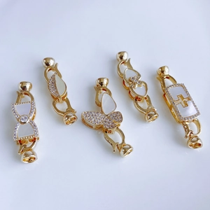 Cinq pendentifs en cuivre doré avec zircons et nacre pour la création de bijoux DIY