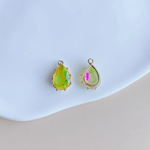 Détail de pendentifs en cristal facetté en goutte d'eau avec sertissage doré clair