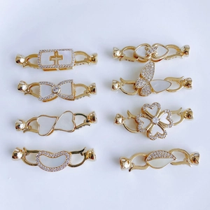Détail de connecteurs plaqués or avec perles de nacre et zircons pour bijoux DIY