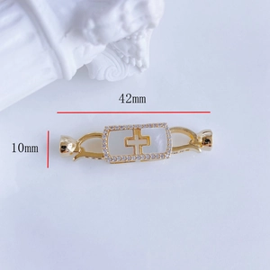 Détail macro du connecteur rectangle doré de 42mm avec nacre et zircons sertis