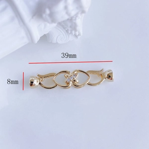 Vue détaillée du fermoir de collier plaqué or en forme de cœur avec zircons et dimensions