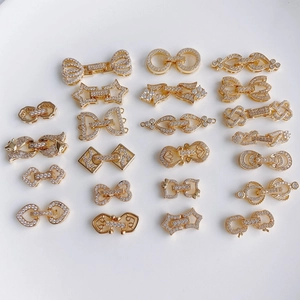 Vista dettagliata di vari connettori per gioielli placcati in oro con zirconi brillanti