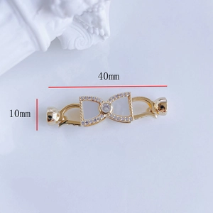 Gros plan du fermoir nœud doré 40x10mm avec nacre et zircon pour colliers DIY