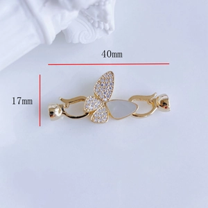 Détail du connecteur de bijoux papillon doré avec zircons et nacre de taille 40x17mm