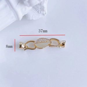 Détail du connecteur plaqué or 14K avec nacre et zircons brillants, taille 37mm x 8mm