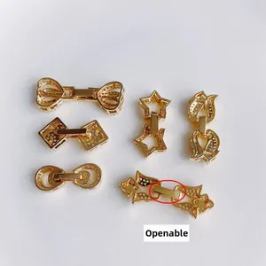 Connettori in ottone dorato con zirconi a forma di stella e cuore, apribili a mano