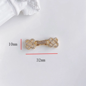 Macro di una chiusura per gioielli da 32mm dorata con micro-pave di zirconi cubici