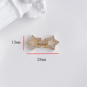 Vista dettagliata del connettore gioielli stella dorata con zirconi, misura 13mm x 28mm