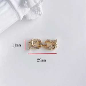 Dettaglio connettore a volpe placcato oro con zirconi micro-pavé, misura 29mm per 11mm