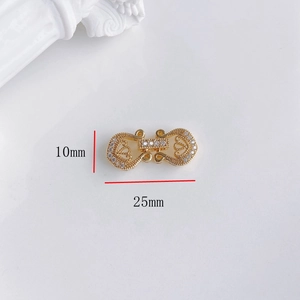 Dettaglio del connettore a cuore dorato con pietre di zircone, larghezza di 25 mm