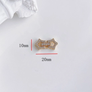Dettaglio macro del connettore a stella dorato 20mm con zirconi per creazione gioielli