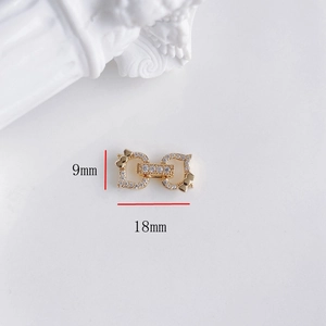 Dettaglio del connettore a fiocco dorato da 18mm con zirconi bianchi per gioielli DIY