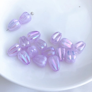 Vista macro di perle a tulipano viola cangiante per la creazione di gioielli fai da te