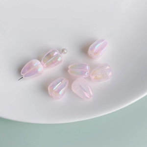 Dettaglio di perle a forma di tulipano traslucido con sfumatura rosa e finitura perlata