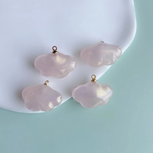 Détails de breloques nuages en résine nacrée avec boucles dorées pour création DIY