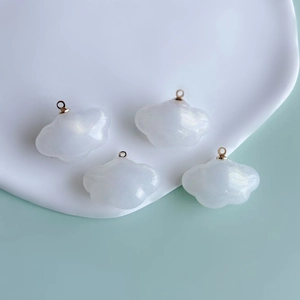 Quatre pendentifs nuages en résine blanc nacré avec anneaux dorés pour la création DIY