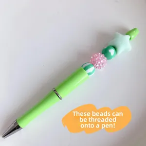Detail von 14mm Harzperlen mit grünen Streifen und Sternanhänger auf einem DIY-Perlenstift