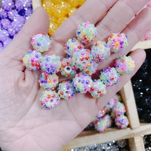 Perles en résine strassées pour bracelets DIY et bijoux tenues dans la main