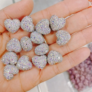 Gros plan de perles en strass AB en forme de cœur pour la création de bijoux DIY à la main