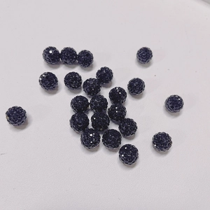 Vue détaillée de perles boule disco noires scintillantes pour bijoux artisanaux