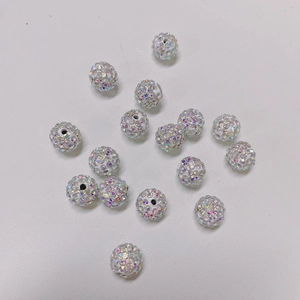 Vue détaillée de perles rondes blanches avec strass arc-en-ciel AB pour bijoux DIY