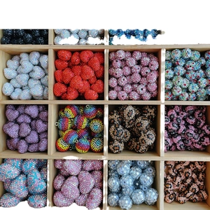 Perles en strass colorées et pendentifs coeur pour bijoux DIY dans boîte en bois