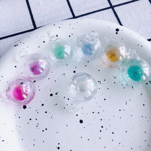Makroansicht bunter Glaskugeln mit Glitzerfüllung für die DIY-Schmuckherstellung