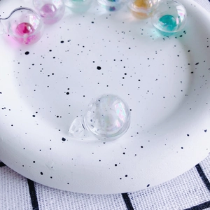Makroansicht schillernder transparenter Glasanhänger für DIY-Ohrring-Zubehör