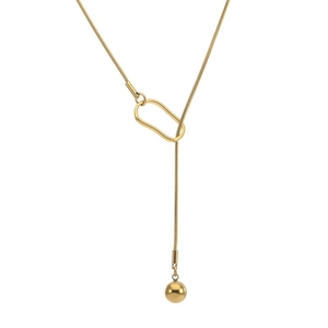 Detail der minimalistischen goldenen Schlangenkette mit ovalem Glied und massiver Perle
