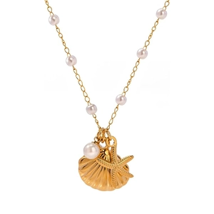 Collana dorata con ciondoli a stella marina, conchiglia e perle bianche su sfondo bianco