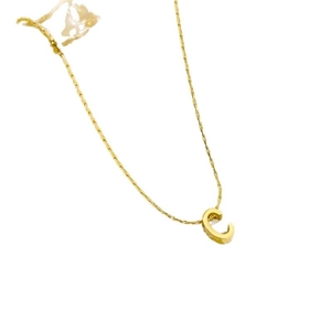 Goldene Edelstahlkette mit einem polierten Großbuchstaben C Anhänger an einer Kreuzkette