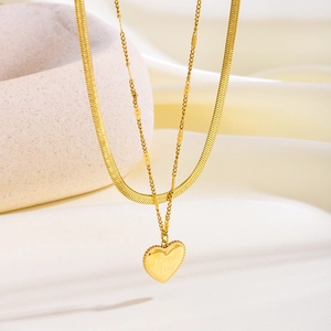 Elegante collar doble dorado con cadena de serpiente y colgante de corazón Love You
