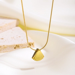 Detail of 18k gold starfish shell pendant necklace with elegant snake chain design
