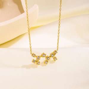 Elegante goldene Tierkreis-Halskette mit klaren Zirkonsteinen an einer feinen Kette